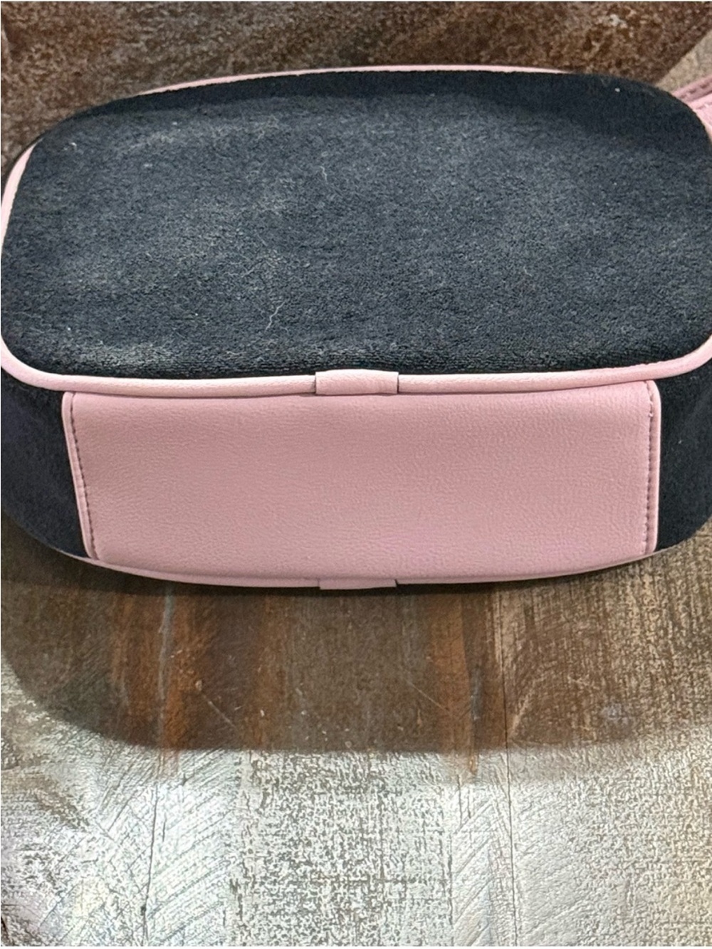 Juicy Couture Wingin’It Camera Crossbody Bag - Picture 5 of 9